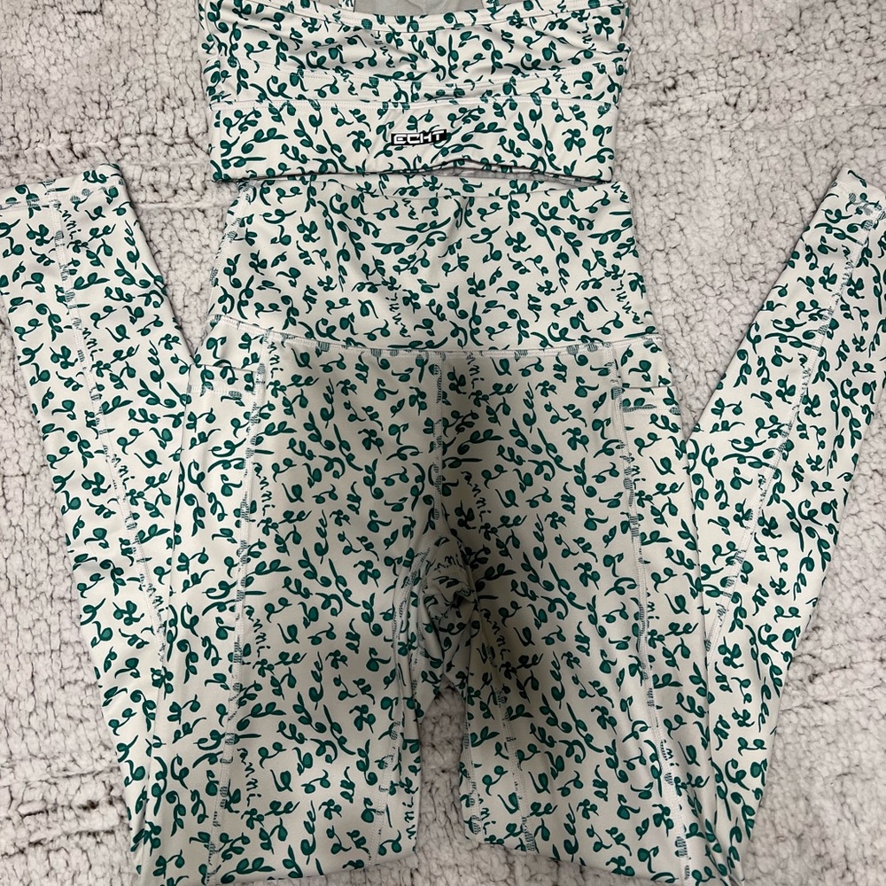 Echt Green and White leggings outfit